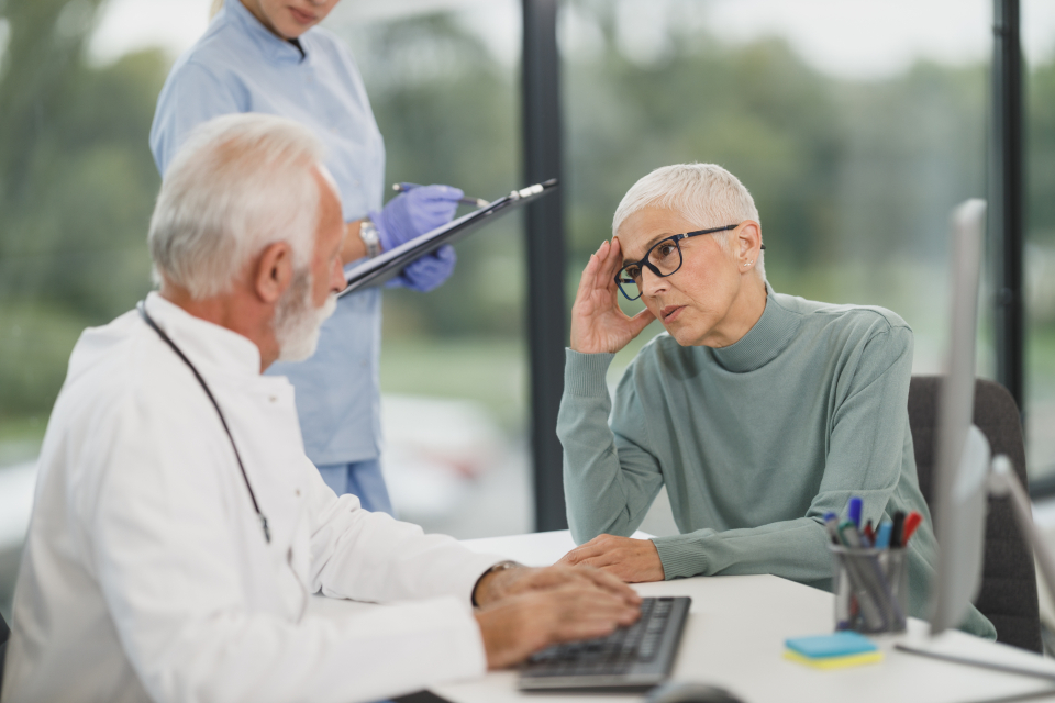 Médecin échangeant avec un patient âgé