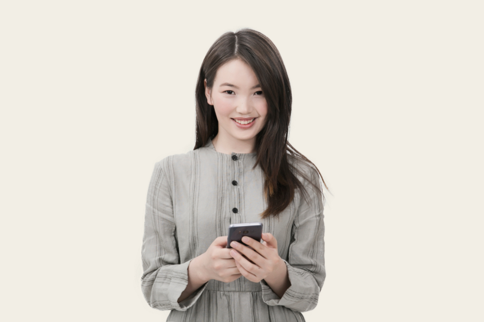 Jeune femme souriante consultant son téléphone