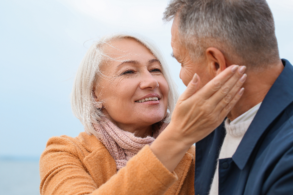 Couple de retraités souriants