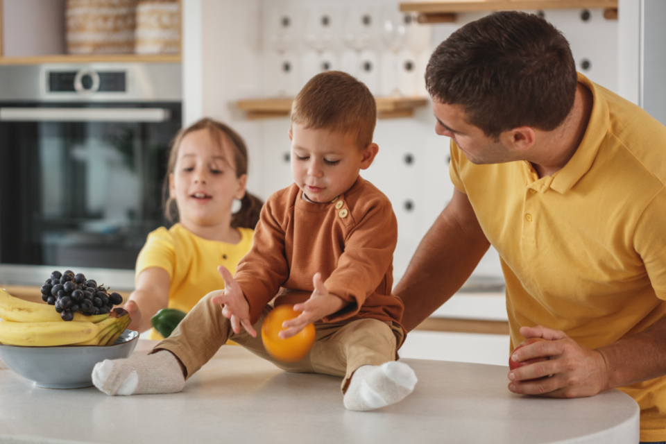 Famille avec enfants dans la cuisine
